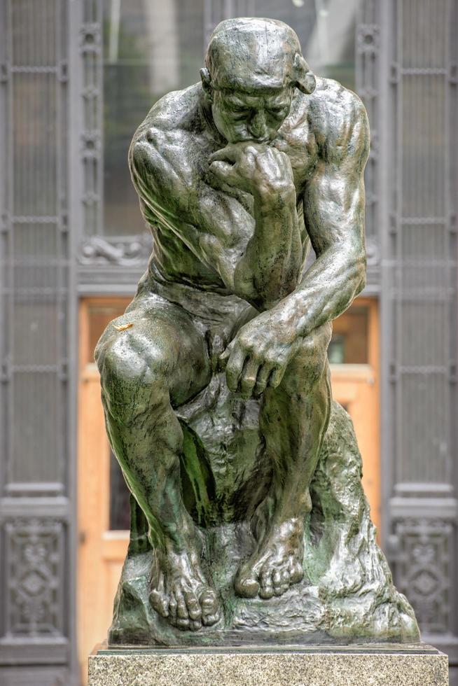 statue de cuivre penseur au bâtiment de philosophie de l'université de Columbia, 2022 photo