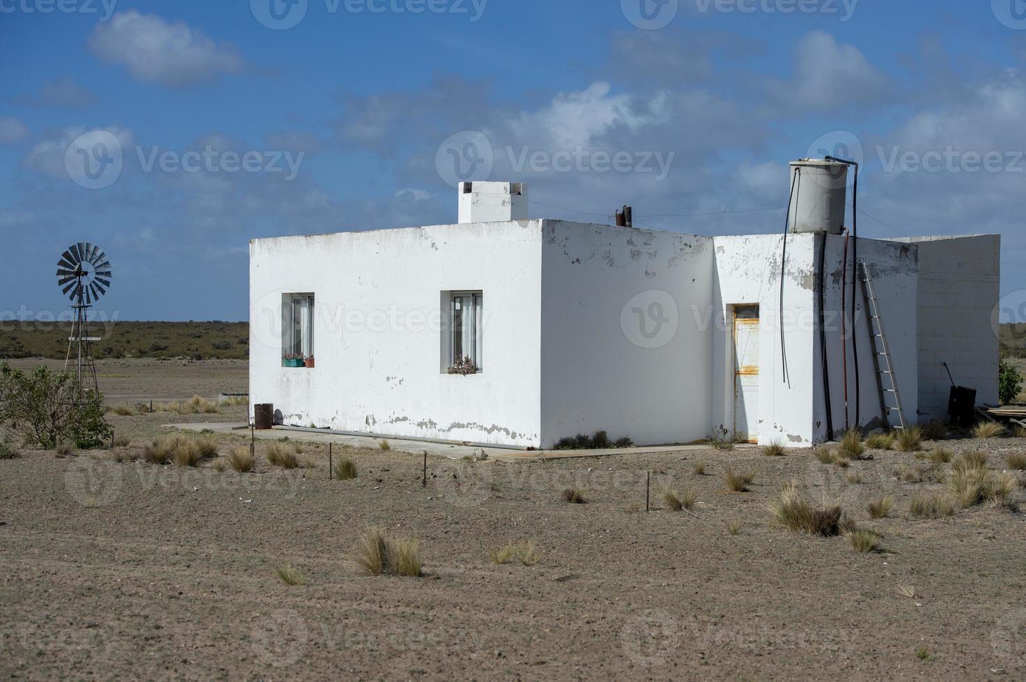 maison blanche de patagonie dans la péninsule de valdes argentine photo