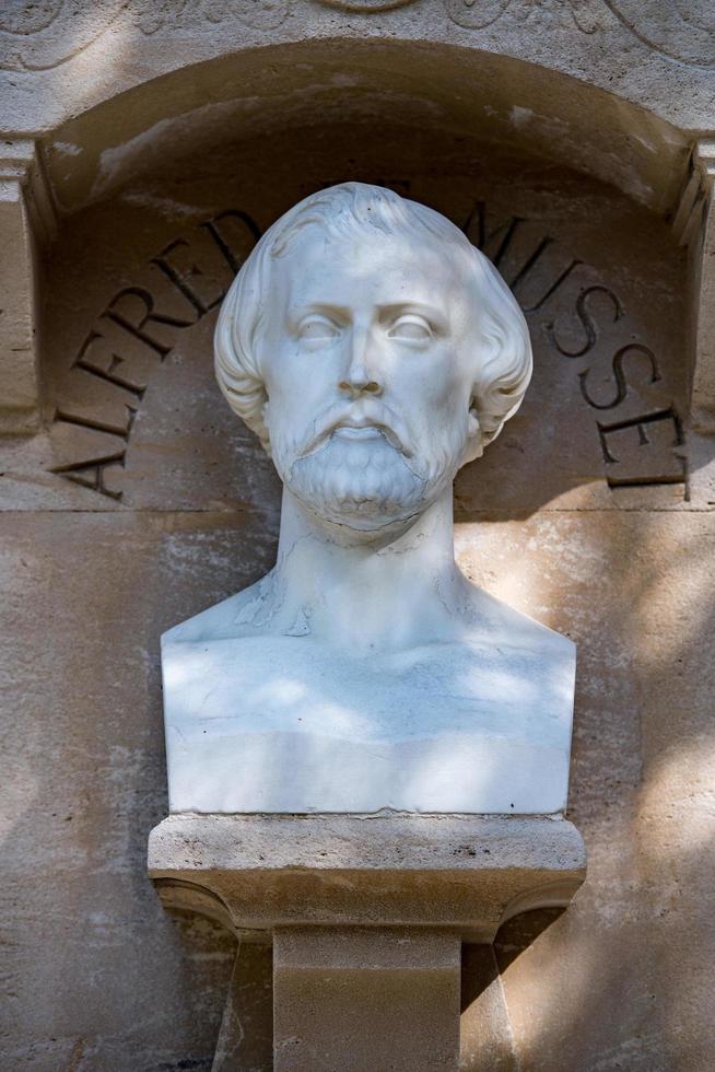 Paris, France - 2 mai 2016 tombe d'Alfred Musset au cimetière du Père-Lachaise photo