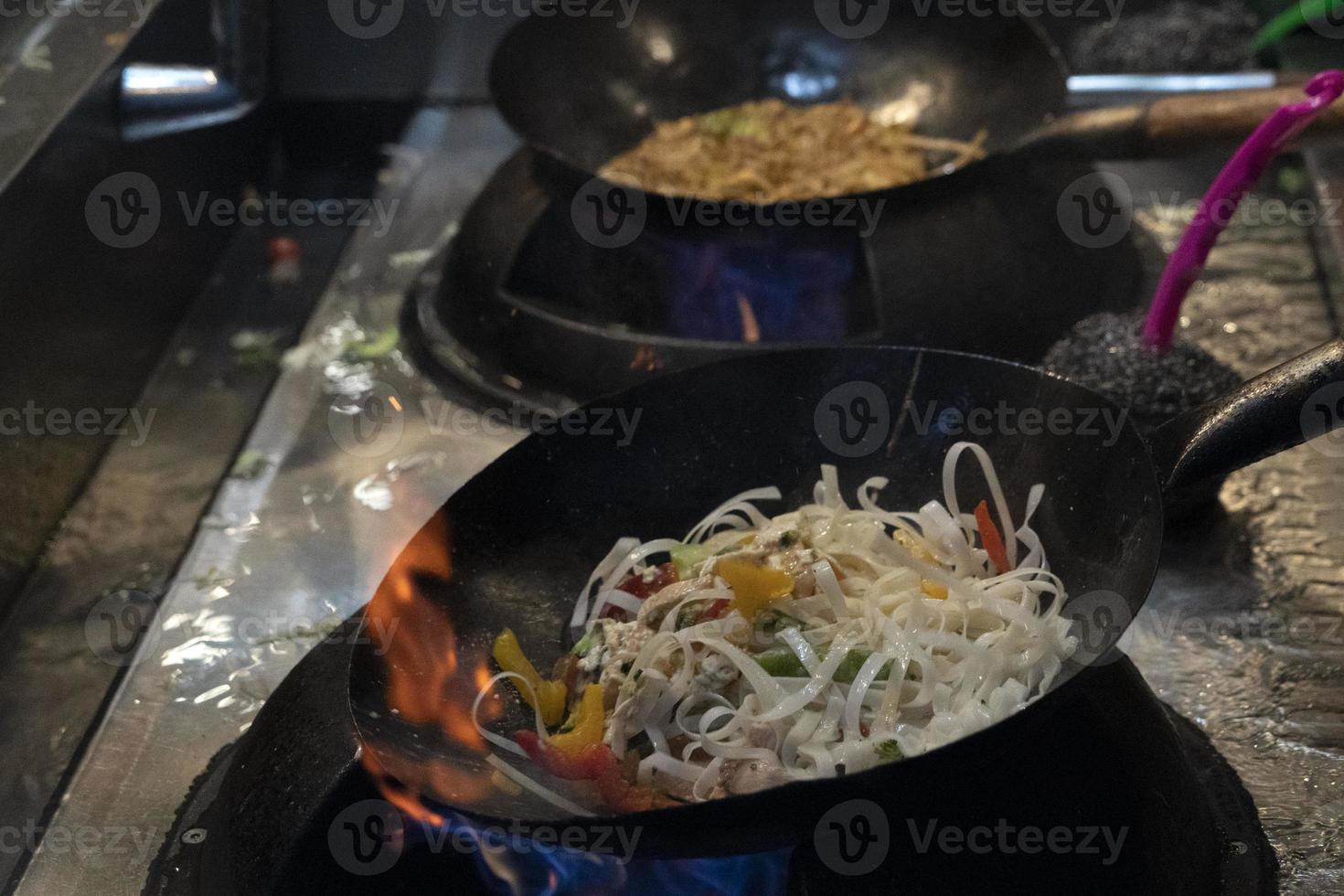 cuisson des spaghettis de riz au wok photo