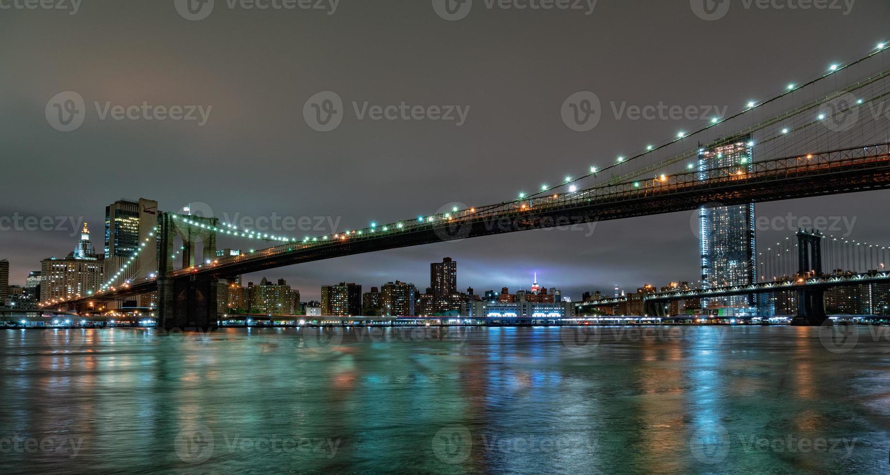vue nocturne de new york depuis brooklyn photo
