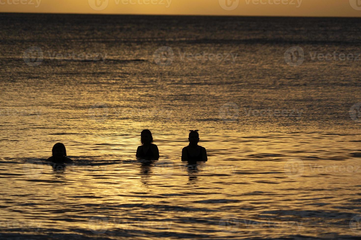 mahe, seychelles - 13 août 2019 - jeunes créoles s'amusant sur la plage photo