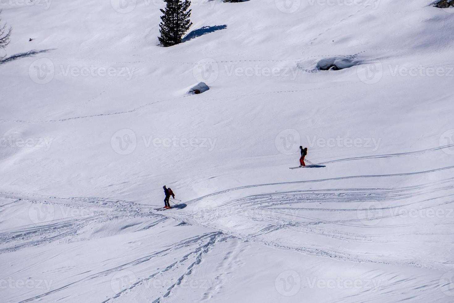 skieurs sur le paysage de neige des dolomites en hiver photo