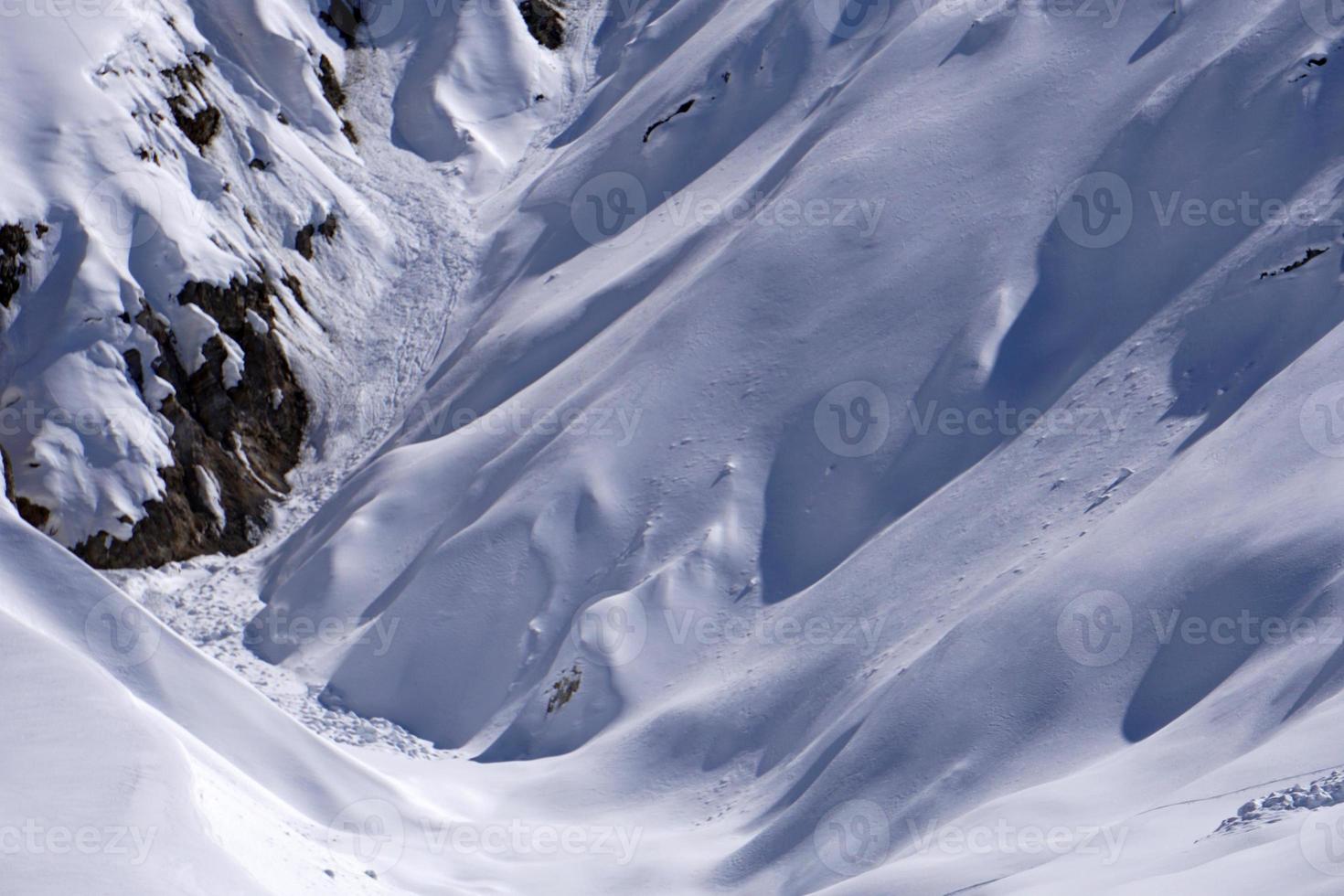 glissade de neige d'avalanche dans les montagnes des dolomites photo