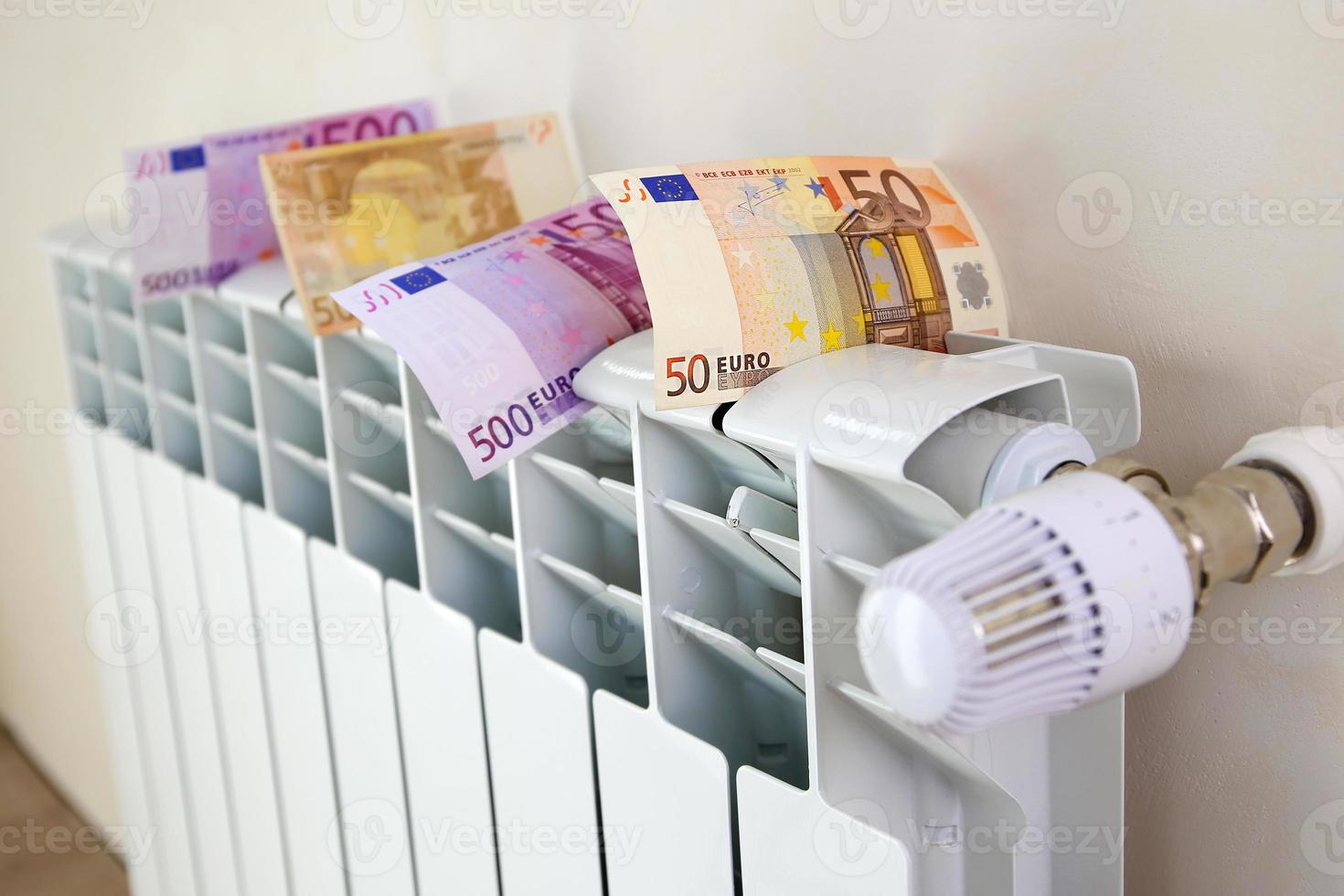 radiateur et argent. le concept de paiement pour le chauffage. photo