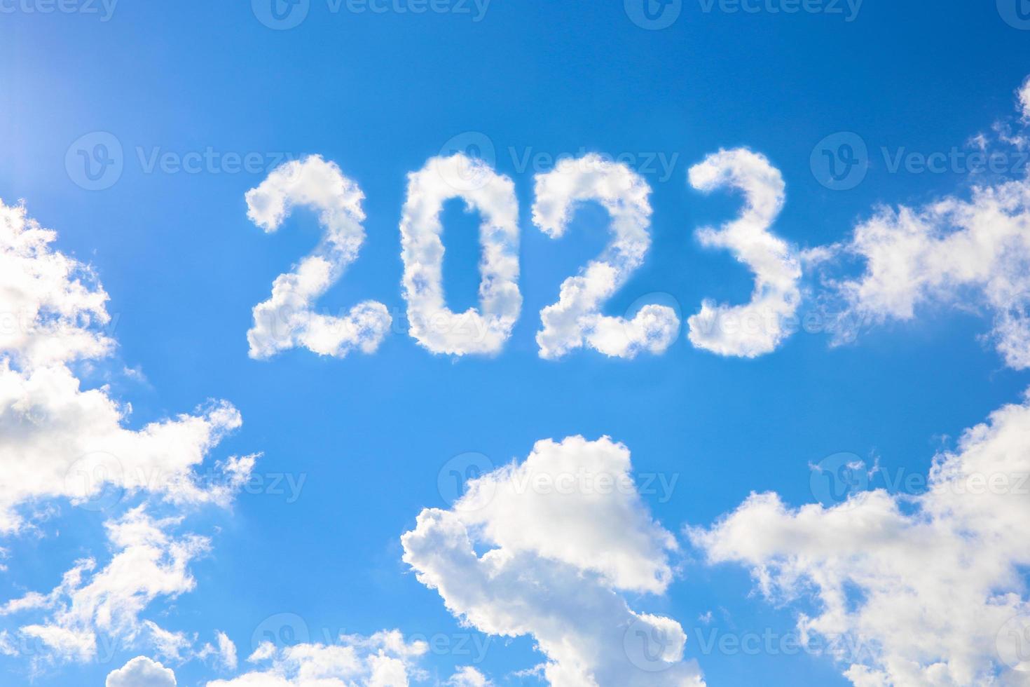 2023 année écrite sur un ciel bleu de nuages. concept de bonne année. photo