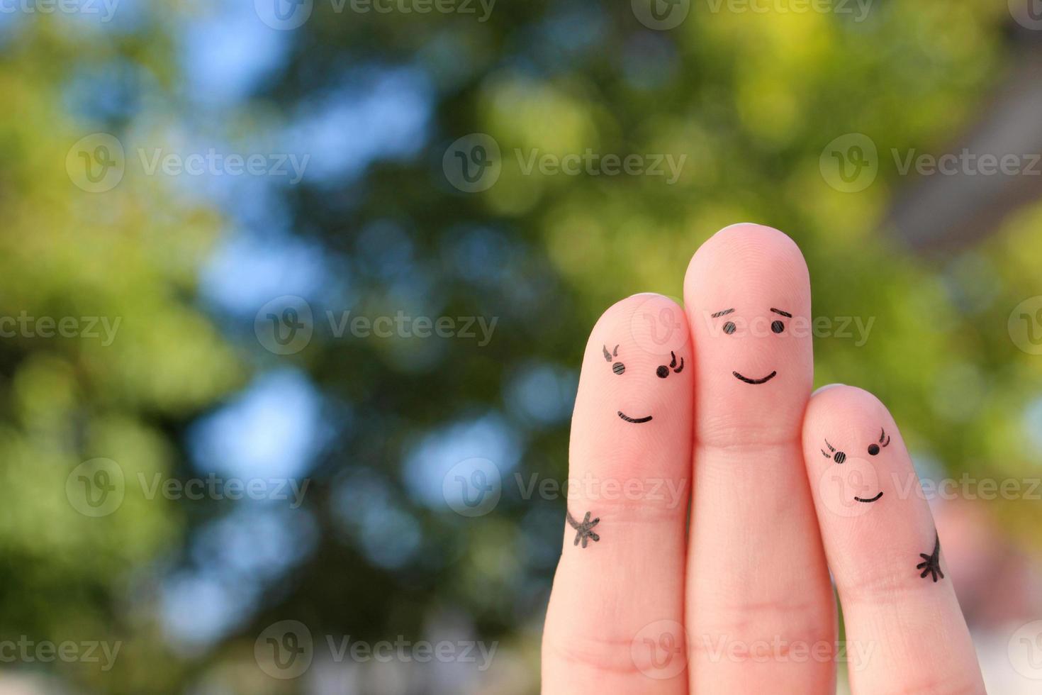 art des doigts de famille heureuse. le concept d'une promenade dans le parc d'été. photo