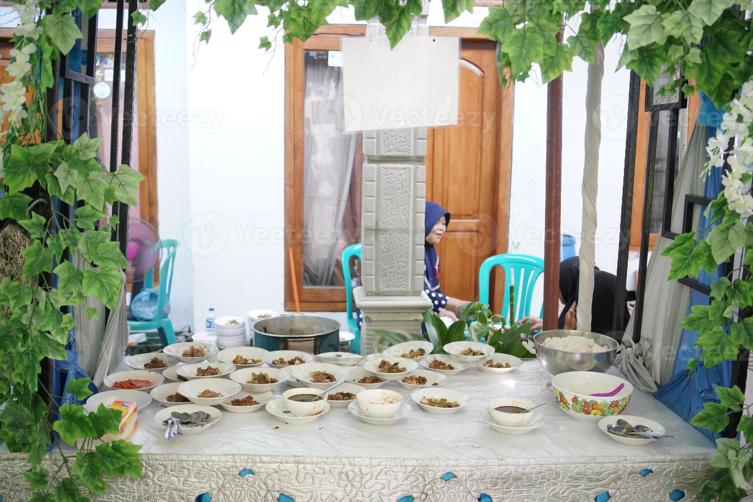 table d'aliments lors d'une cérémonie de mariage photo