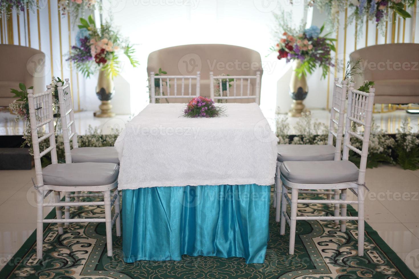 table et chaises dans une belle décoration de mariage avec des fleurs photo