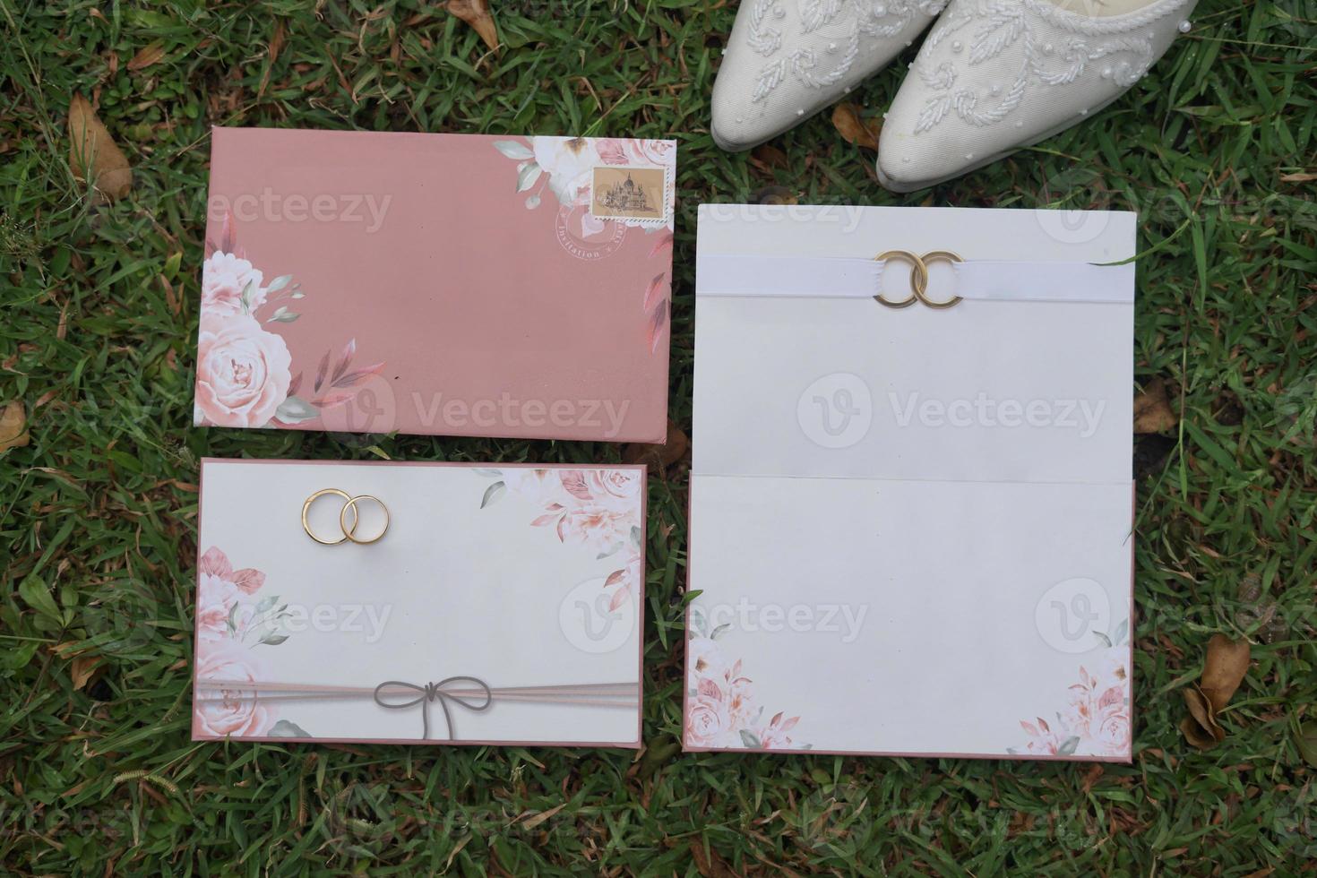 carte d'invitation de mariage avec une paire de chaussures de mariée photo