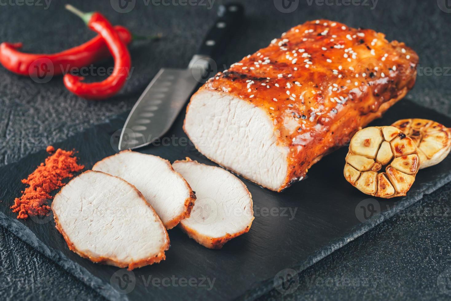 Viande cuite au paprika sur le plateau de sone noir photo