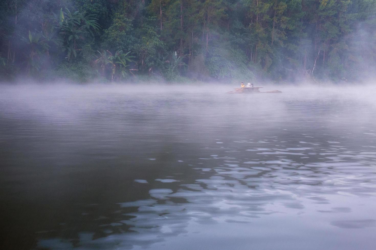 eau du lac avec brouillard froid en hiver. photo