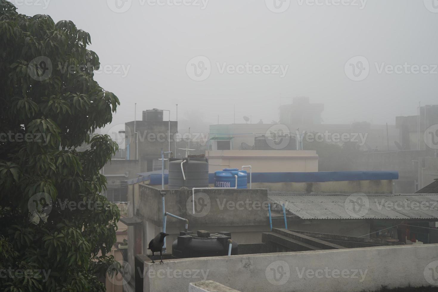 paysage urbain de kolkata dans le matin brumeux 6 photo