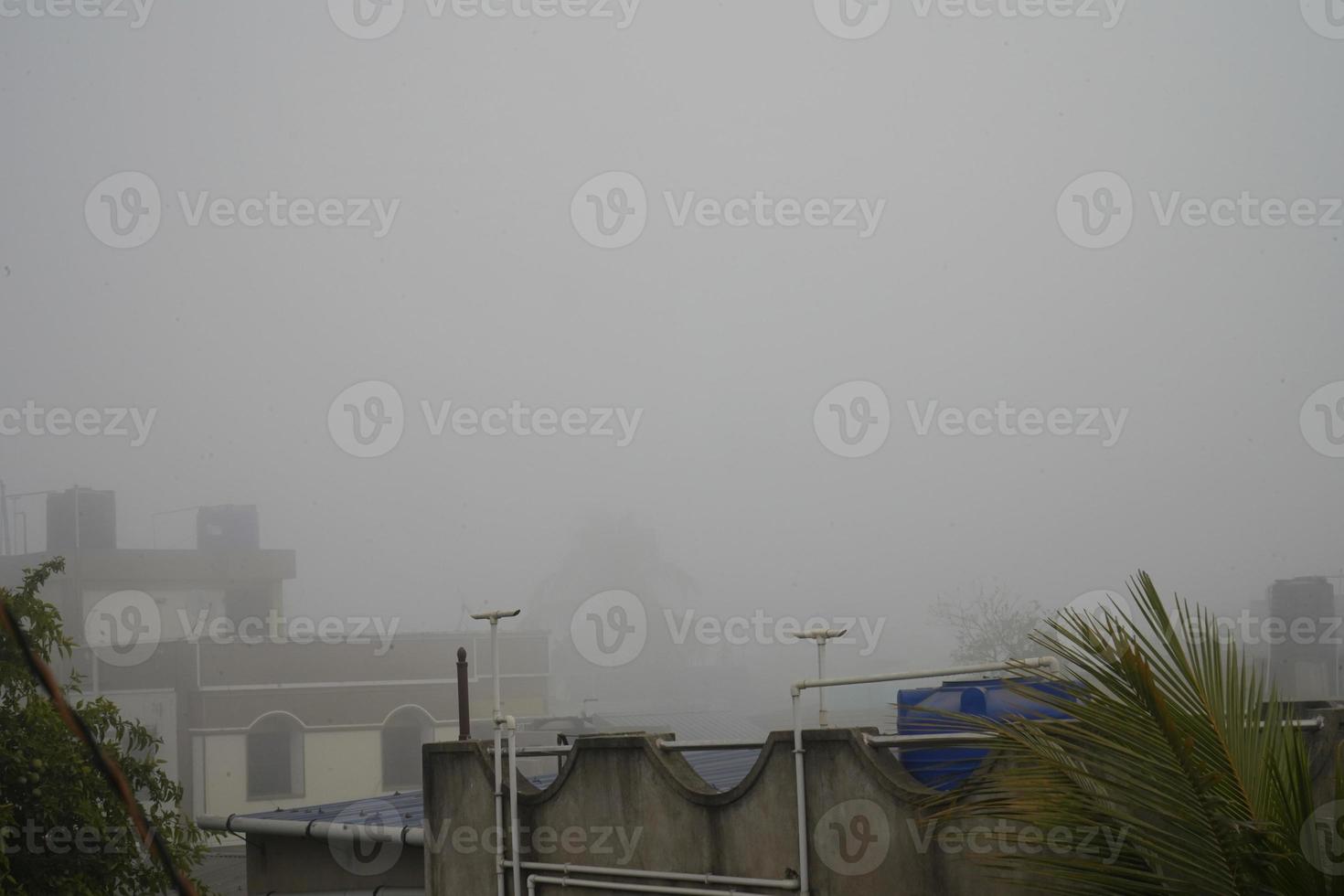 paysage urbain de kolkata dans le matin brumeux 1 photo