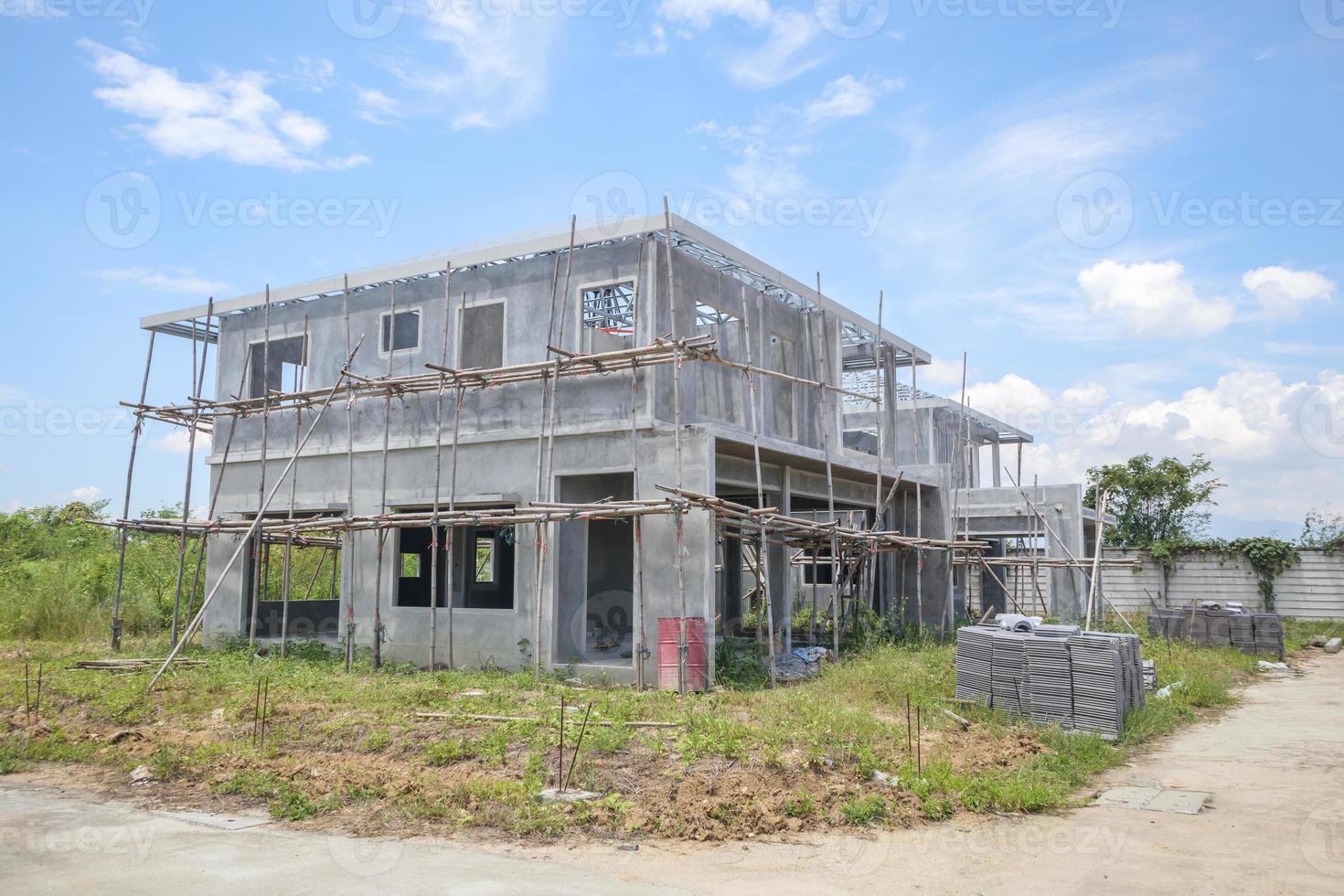 nouvelle maison résidentielle de construction avec système de préfabrication en cours sur le chantier photo