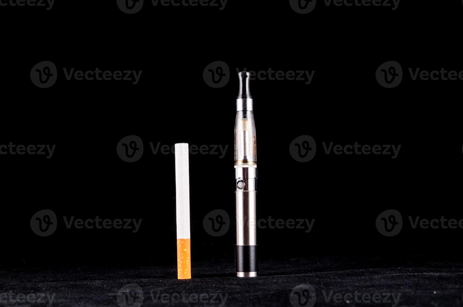 cigarette et vape sur fond noir photo