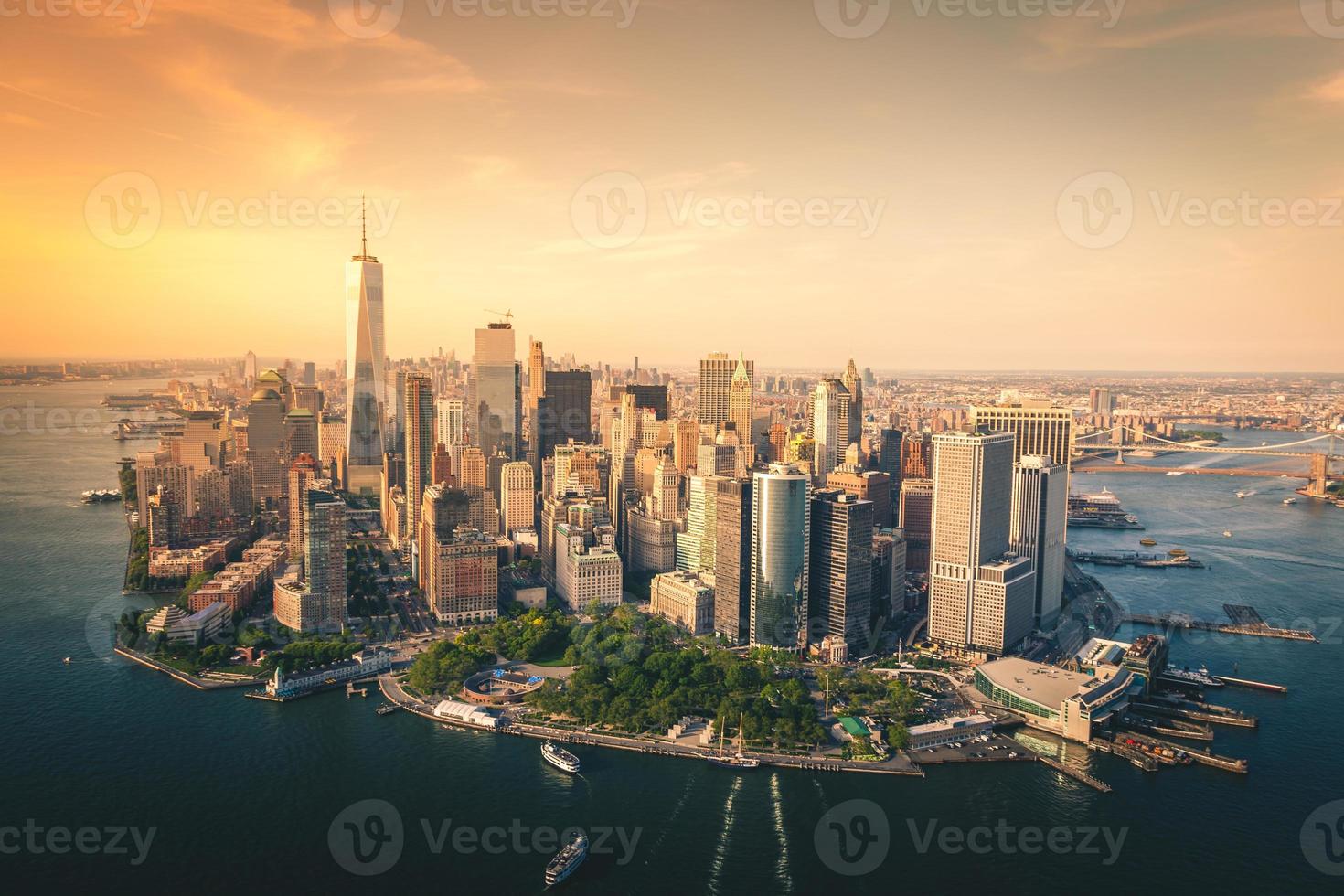 vue aérienne du bas de manhattan au coucher du soleil photo