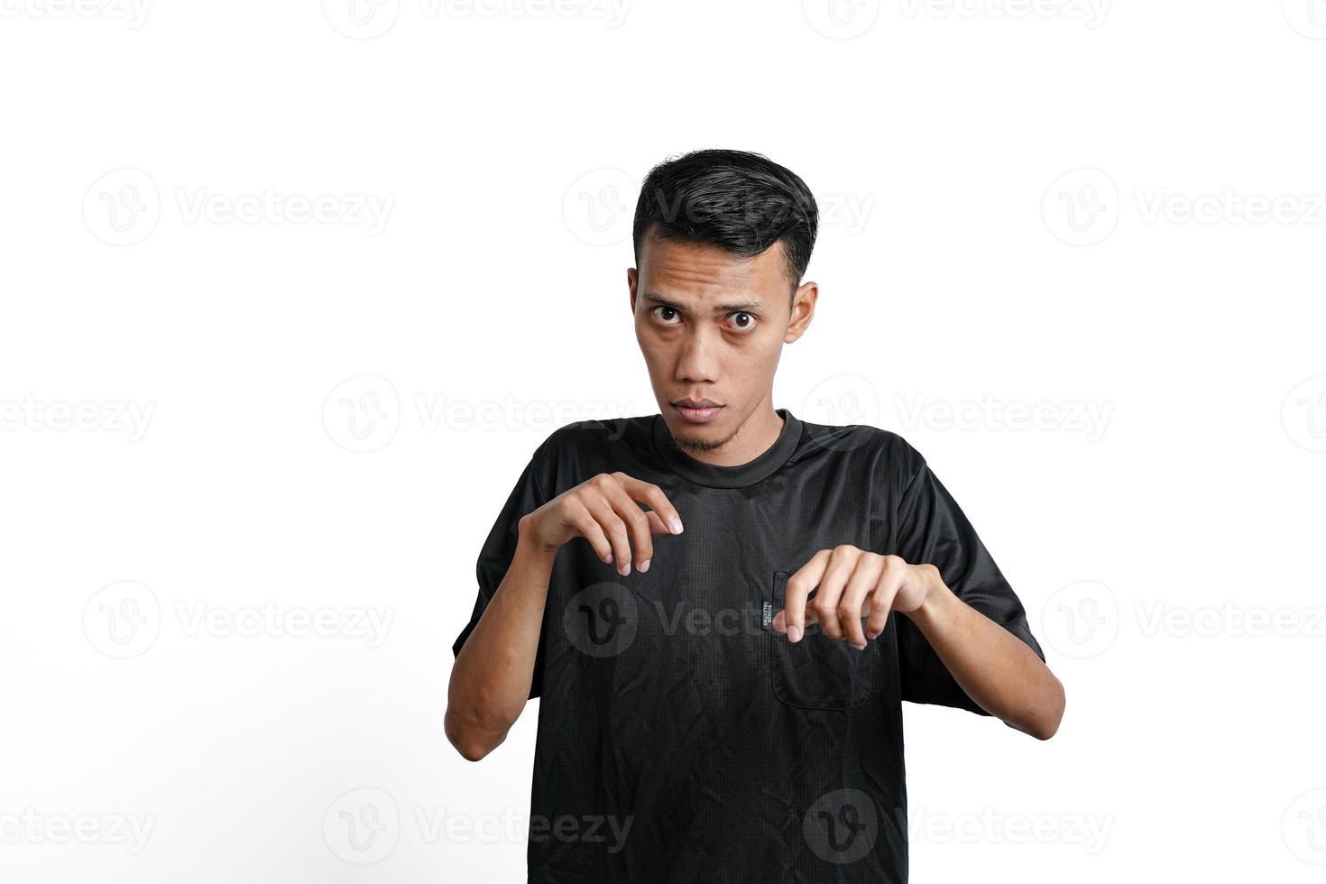 homme asiatique portant un t-shirt d'entraînement noir, faisant signe de se battre. isolé sur fond blanc photo