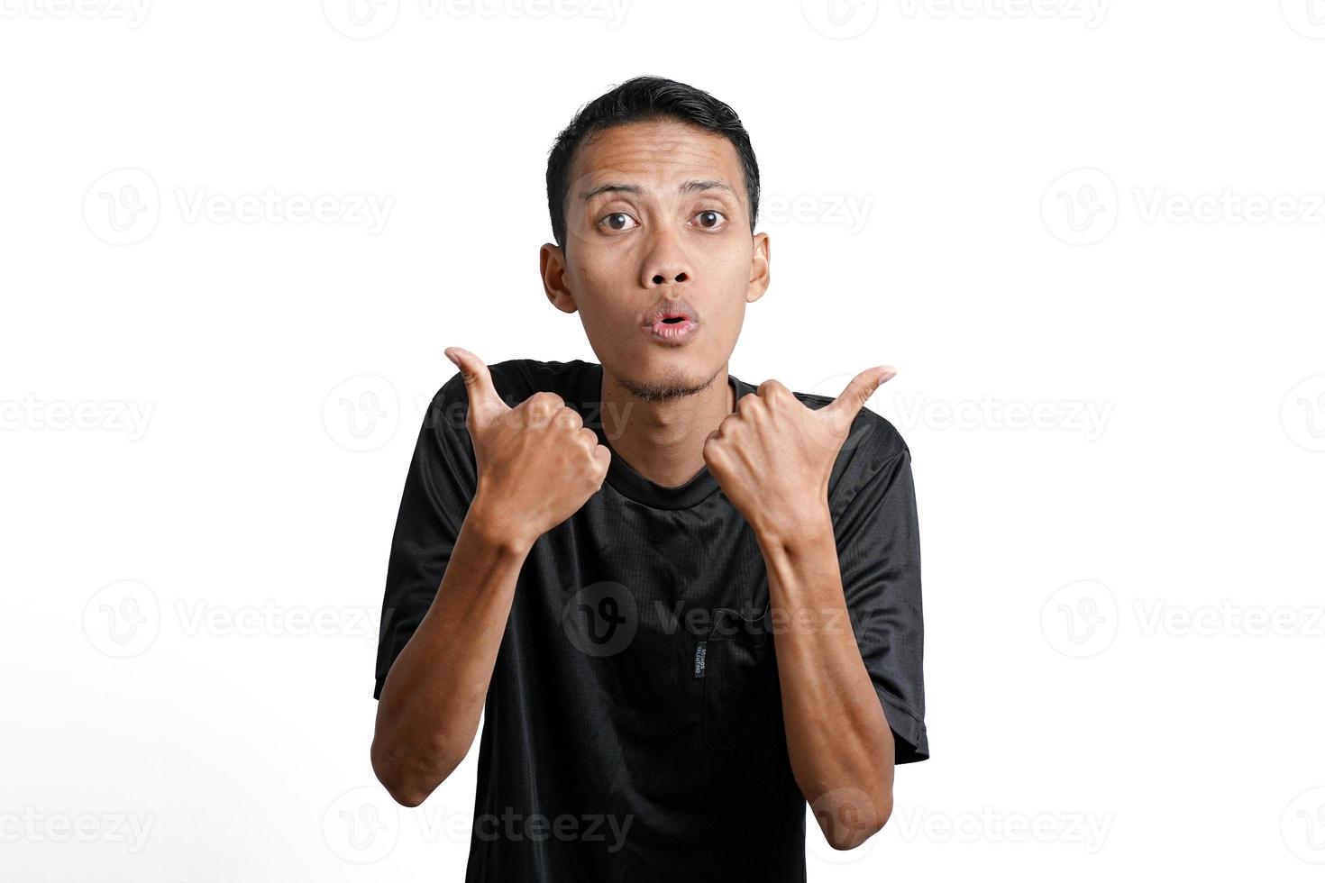 homme asiatique portant un t-shirt d'entraînement noir, se sentant heureux et donnant les pouces vers le haut. isolé sur fond blanc photo