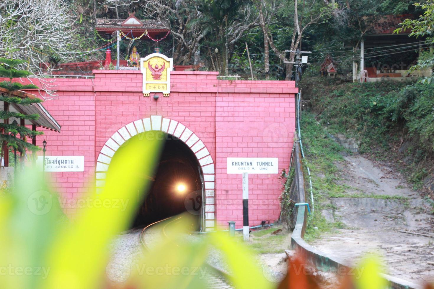 passage de train tunnel khuntan avec lumière ouverte et entourage de montagne photo