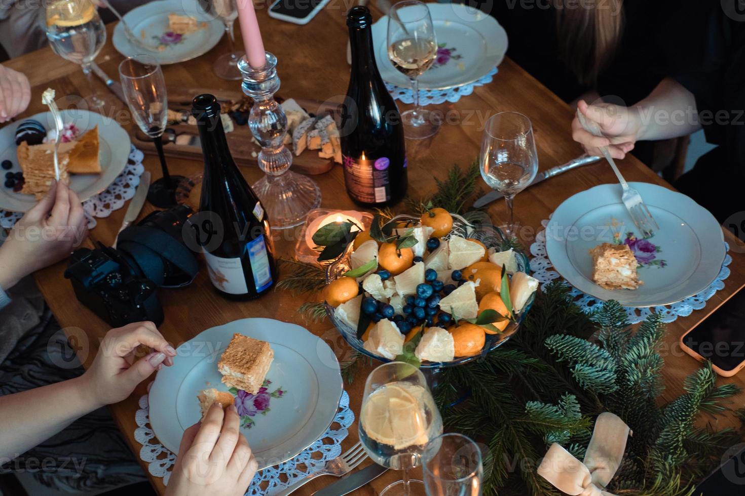 dîner de noël avec des mandarines, des bougies et des branches d'épinette pour la décoration photo