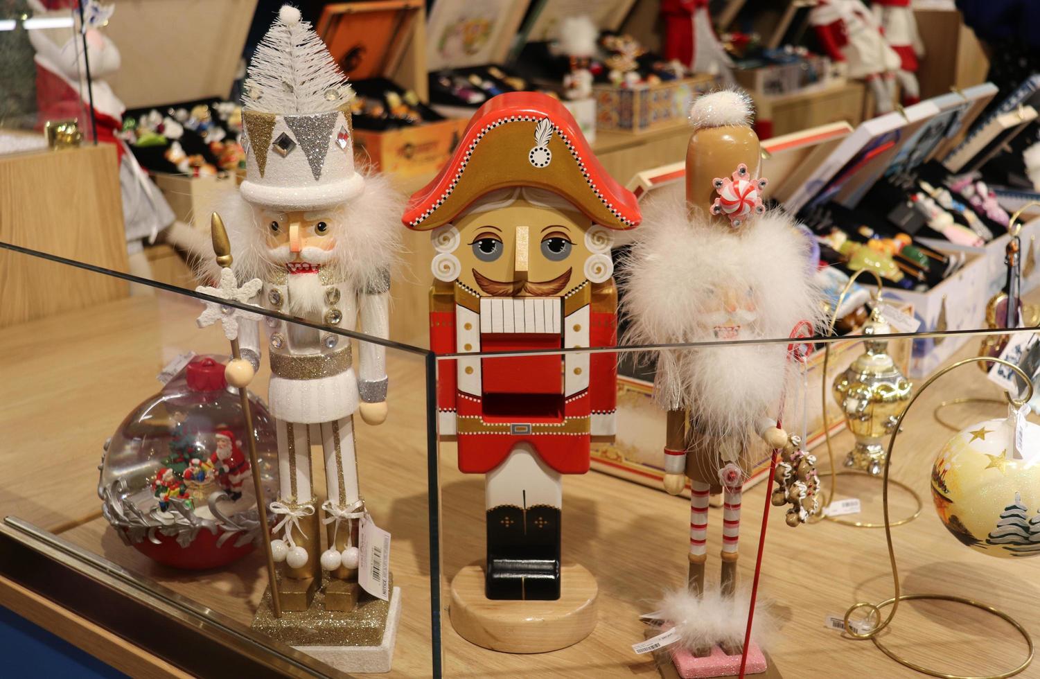 moscou, russie, 2022 - jouets souvenirs héros du conte de fées casse-noisette dans le grand magasin principal photo