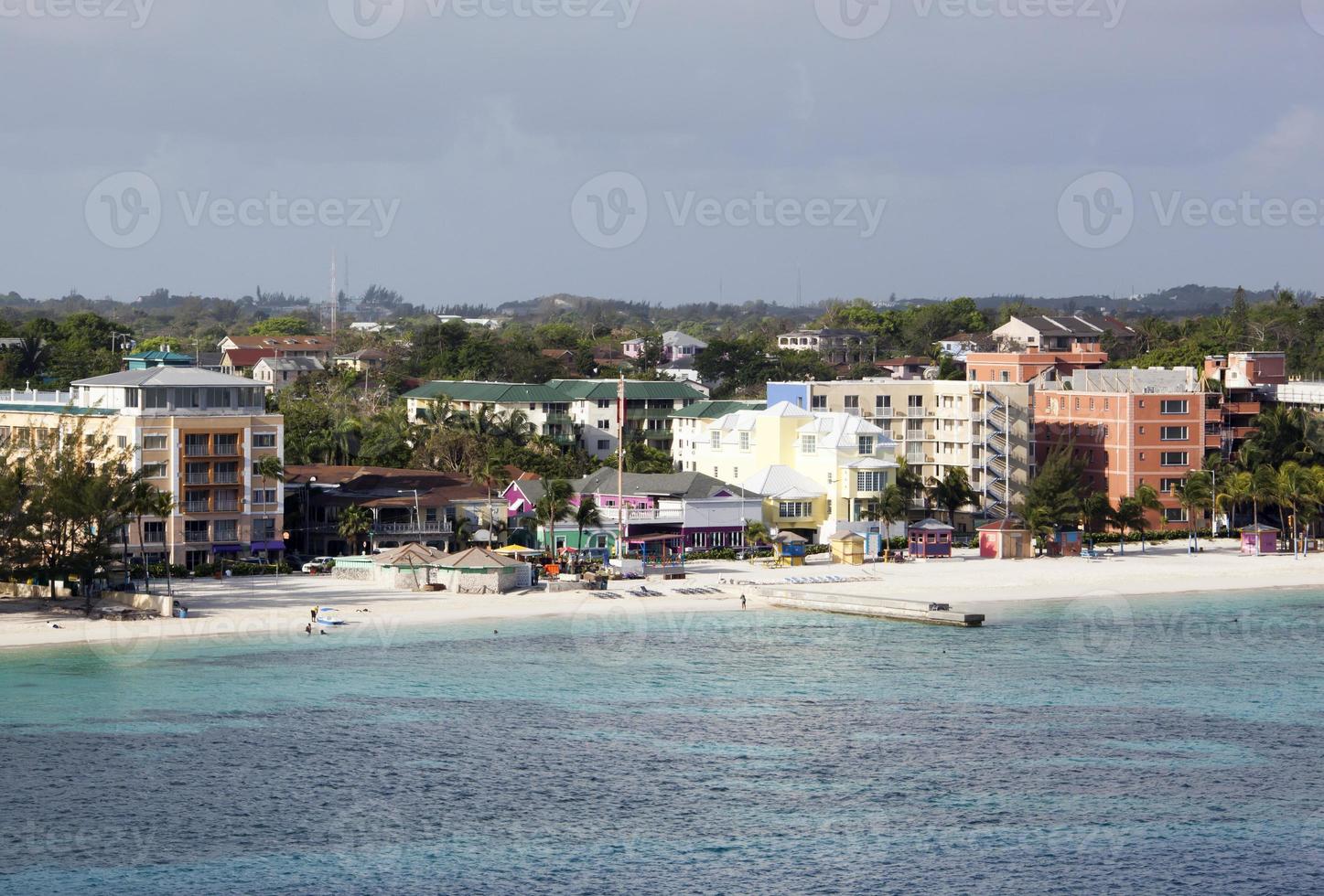 plage publique de sable de la ville de nassau photo