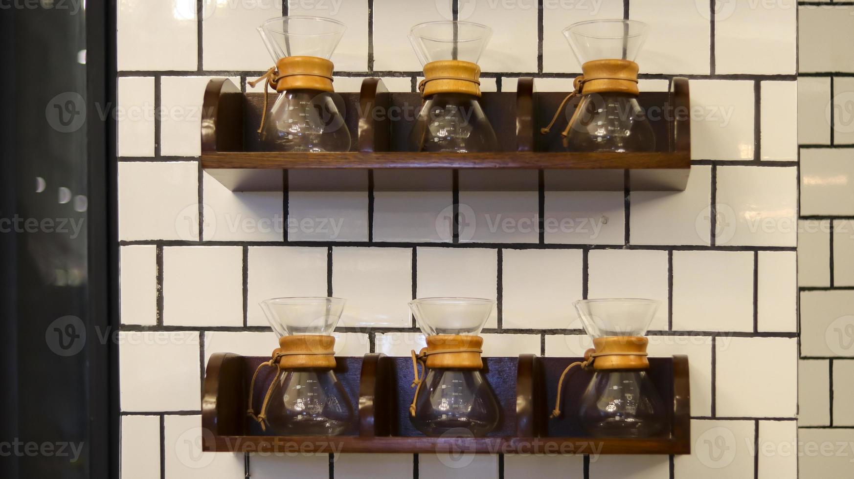 décoration d'étagère de cuisine pleine de vase en verre comme idée d'intérieur au café, à la cuisine à domicile ou au restaurant public. photo