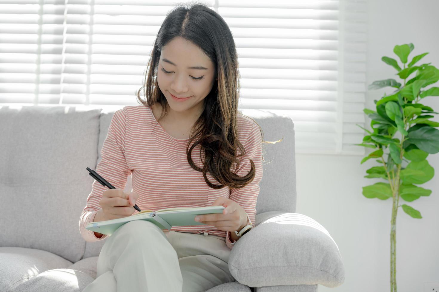 inspiration, écrivain, écriture, création, loisirs pour imaginer, belle jeune femme asiatique séduisante écrivant des idées sur un cahier, liste de choses à faire, bon travail de réflexion, journaliste, élégant, image de rêve, détente photo