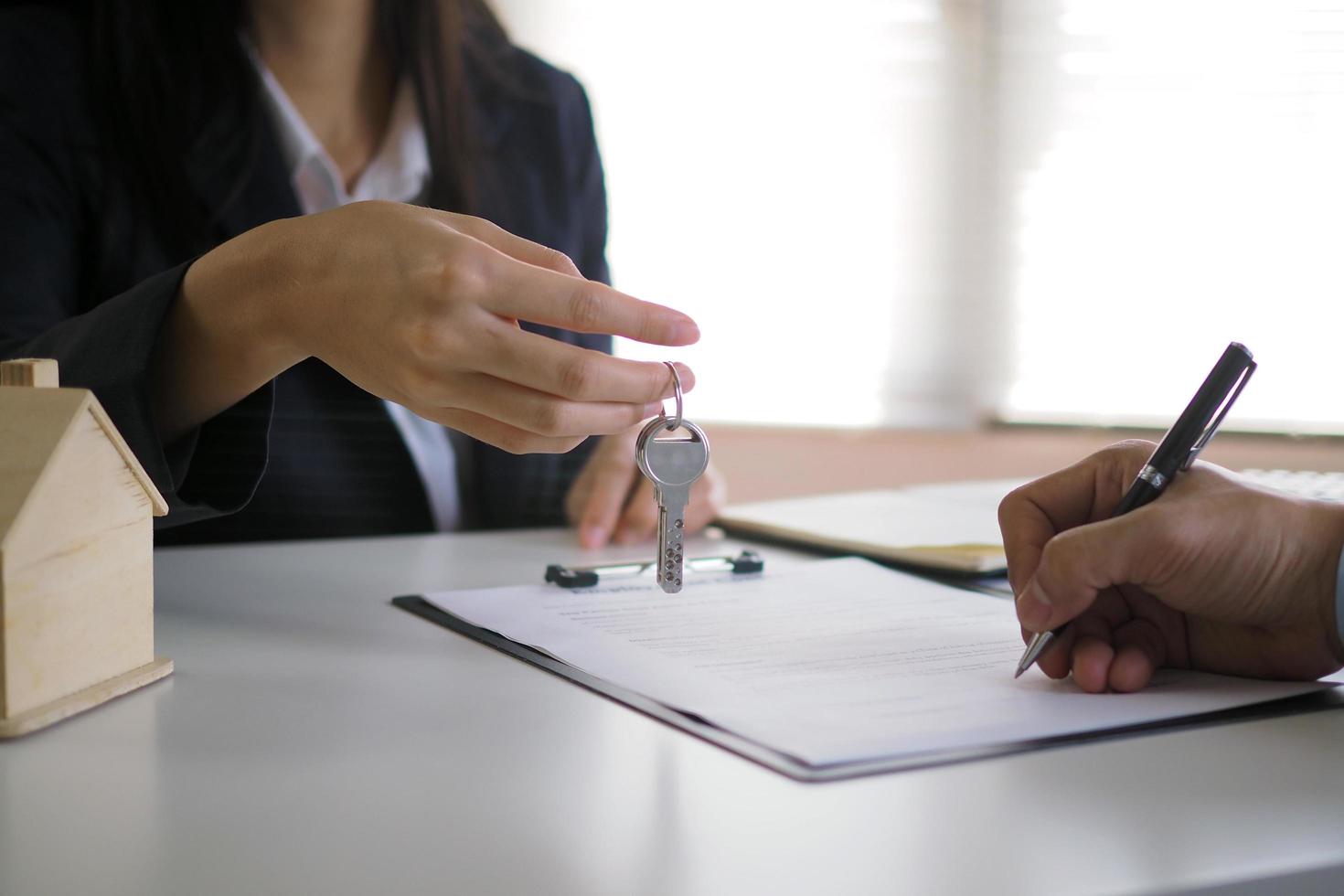 l'agence vend des maisons, envoie les clés de la maison aux acheteurs. l'acheteur signe le contrat. photo