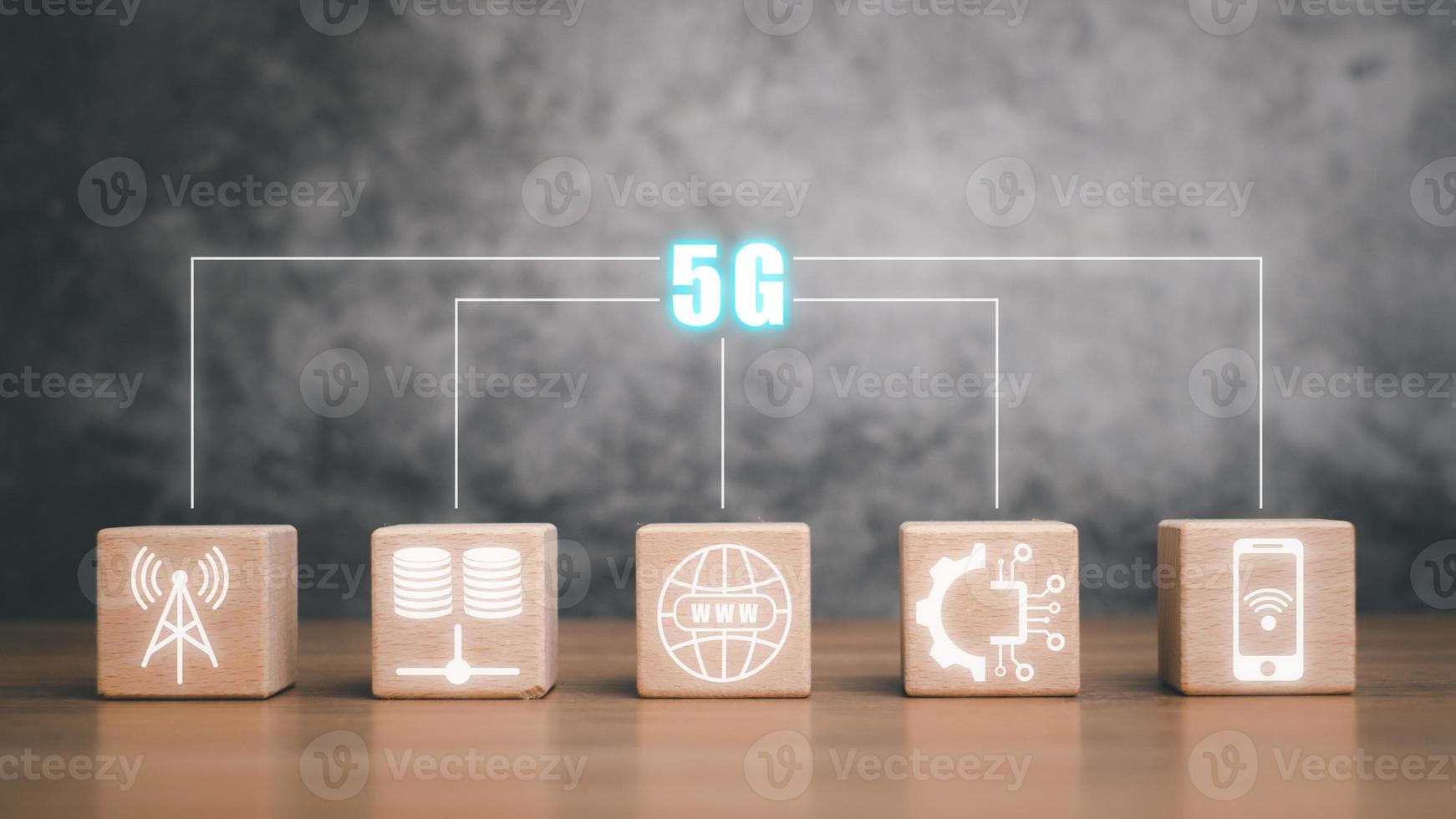 concept de réseau de communication mondial, cubes en bois avec icône 5g et wifi sur un bureau en bois, commerce mondial, Internet mobile haut débit, réseaux de nouvelle génération. médias mixtes. photo