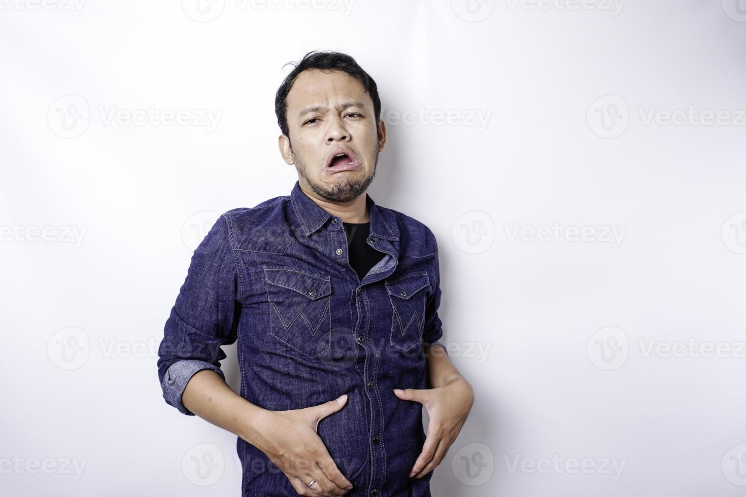 un portrait d'un gros homme asiatique peu sûr tient la graisse sur son ventre photo