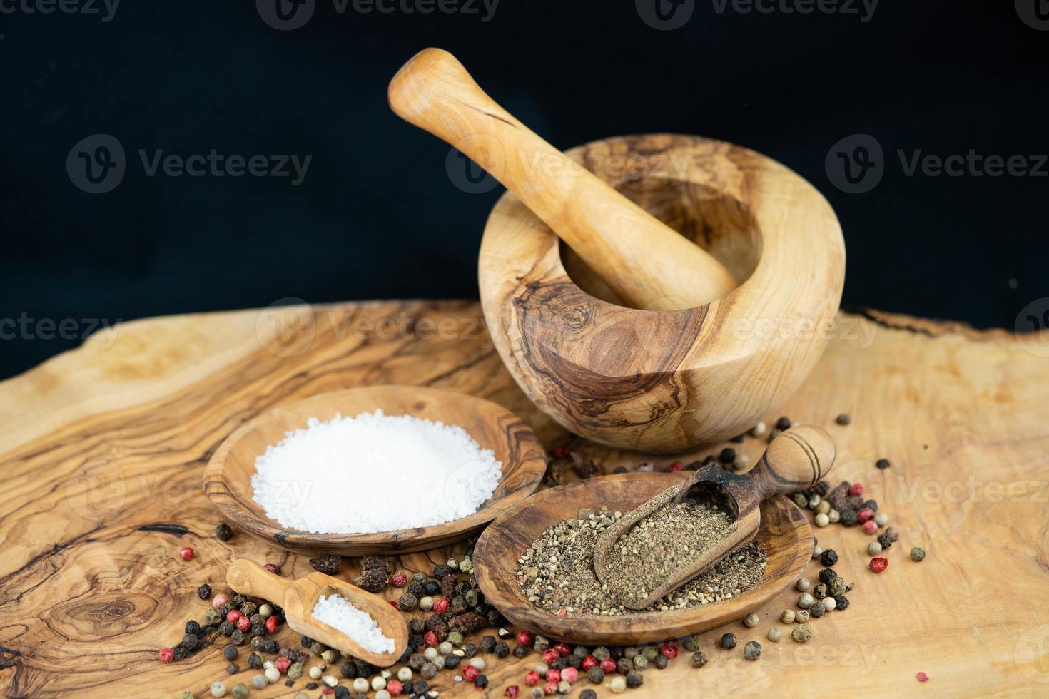 un mélange d'herbes et d'épices du monde entier 18793828 Photo de stock  chez Vecteezy