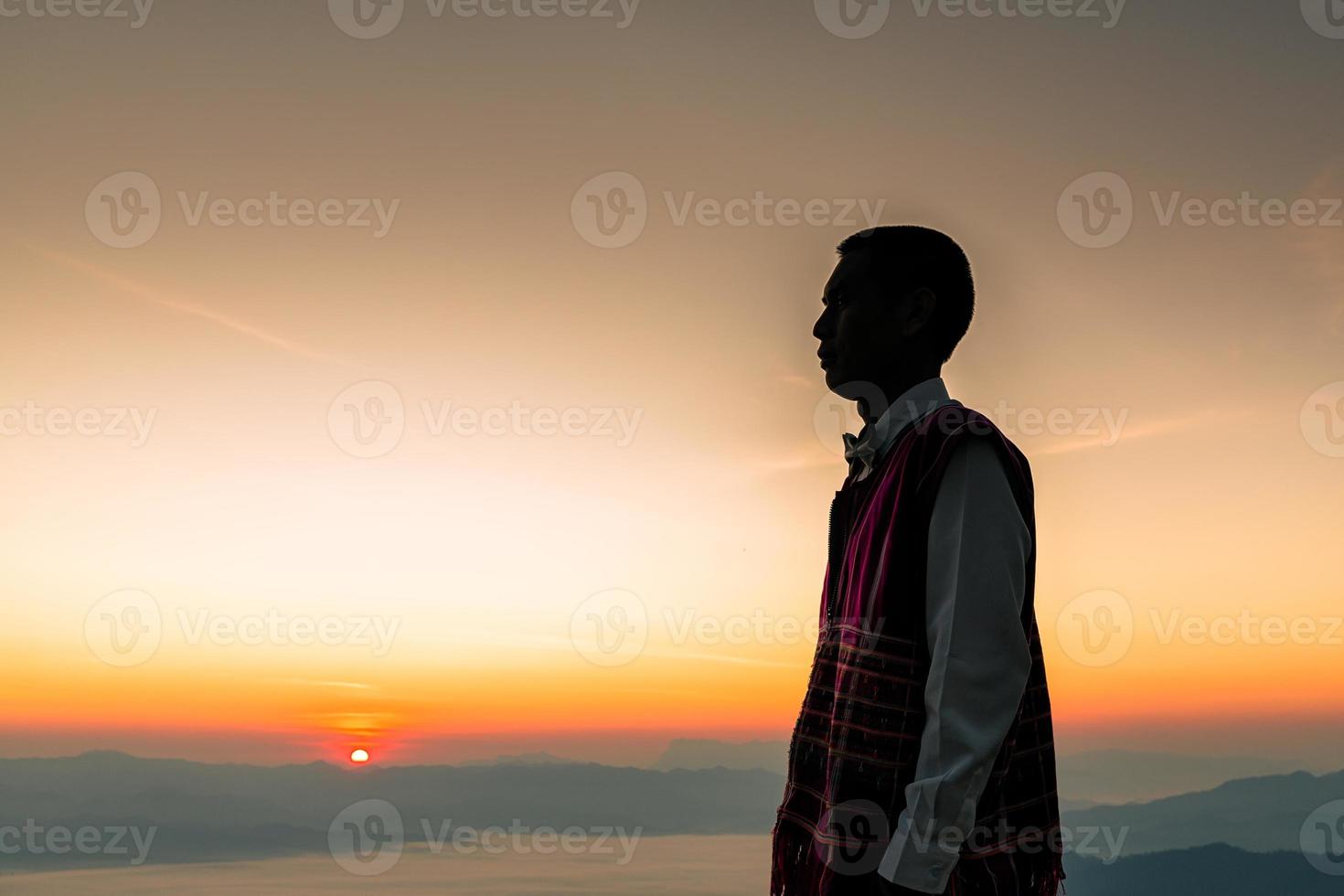 silhouette d'homme au lever du soleil avec fond de ciel du matin. portraits de pré-mariage images heureuses homme avec fond nature ciel. notion de saint valentin. photo