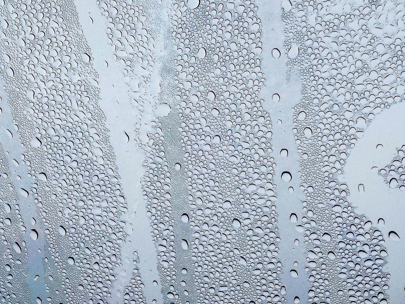 gouttes de pluie sur fond flou de verre concept de saison des pluies, prévisions météo service météorologique météo mauvaise visibilité temps froid dormir pour dormir photo