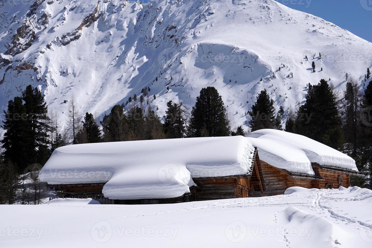 cabane en bois dans le fond de neige d'hiver photo