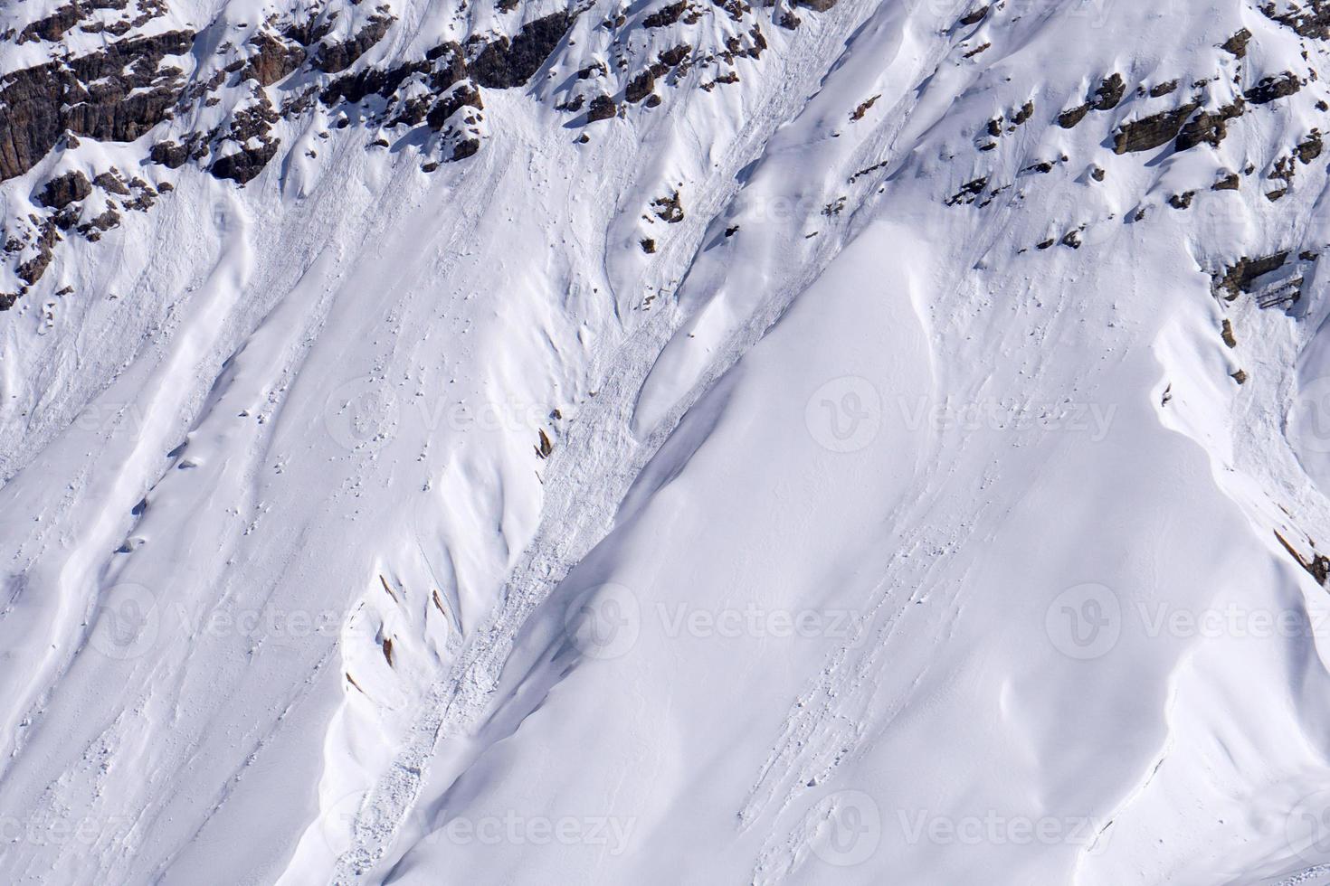 glissade de neige d'avalanche dans les montagnes des dolomites photo