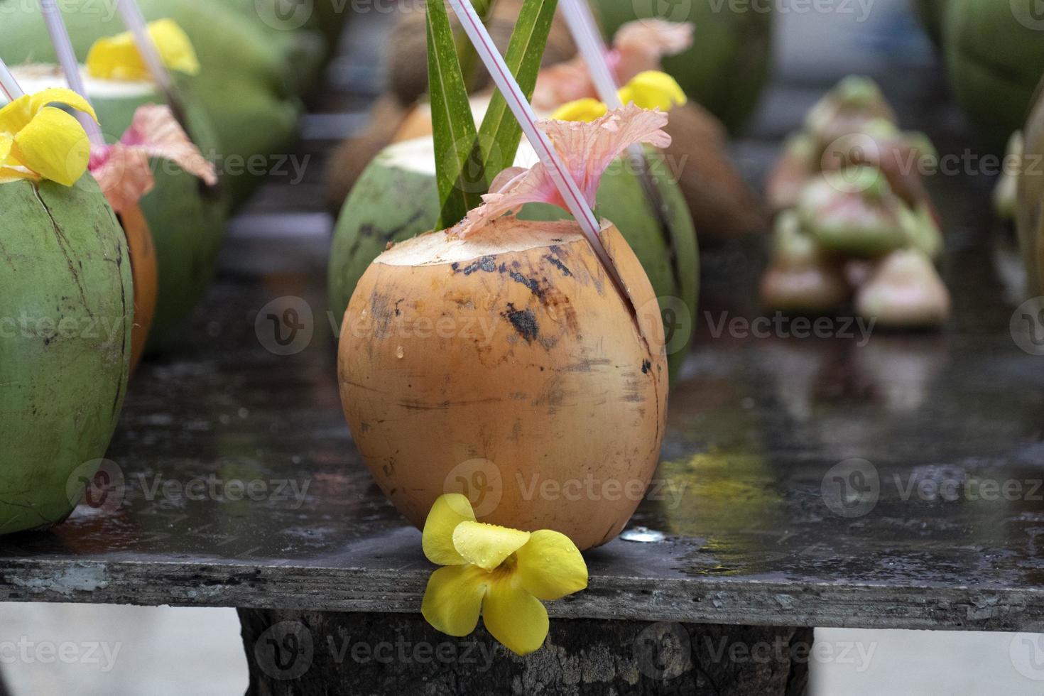 noix de coco prête à boire au marché photo
