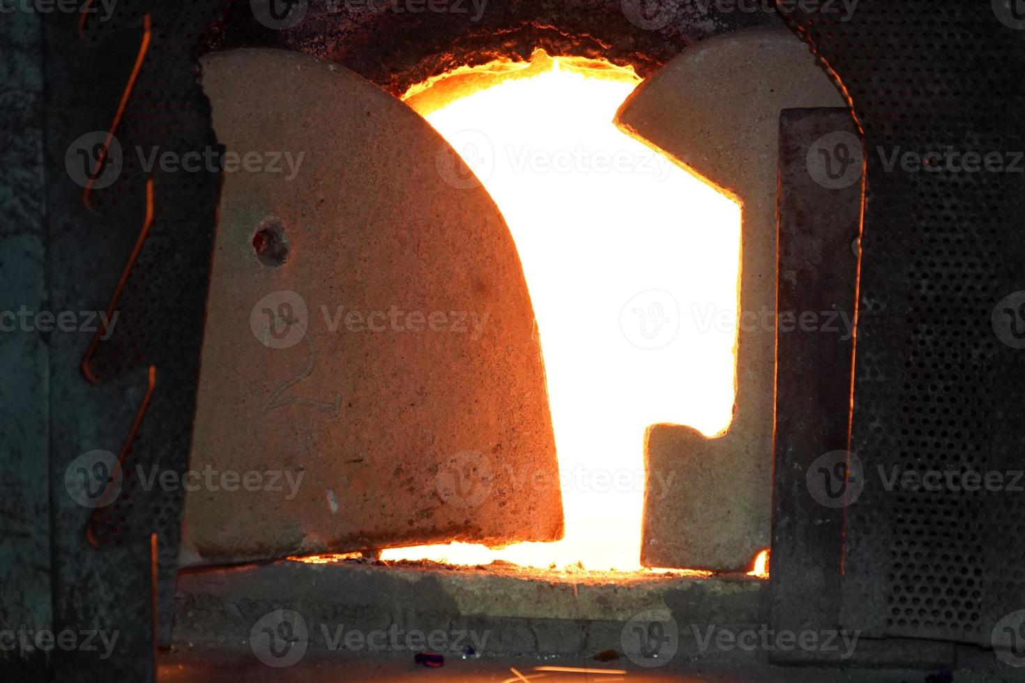 Détail de l'usine de soufflage de verre de verre fondu photo