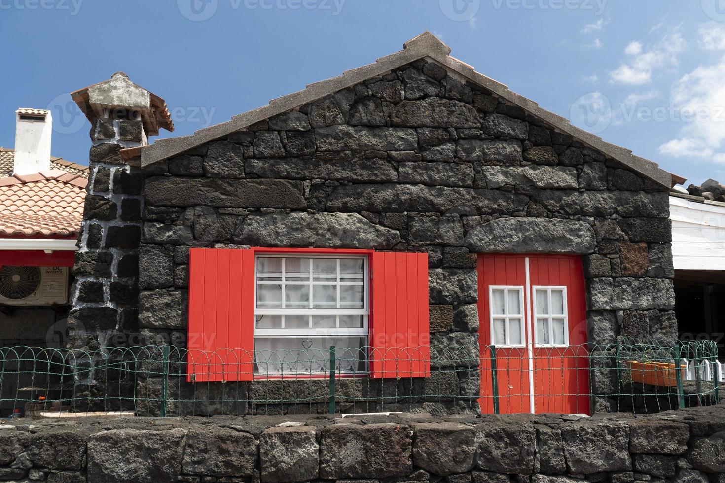 village lajido île de pico açores maisons de lave noire fenêtres rouges photo