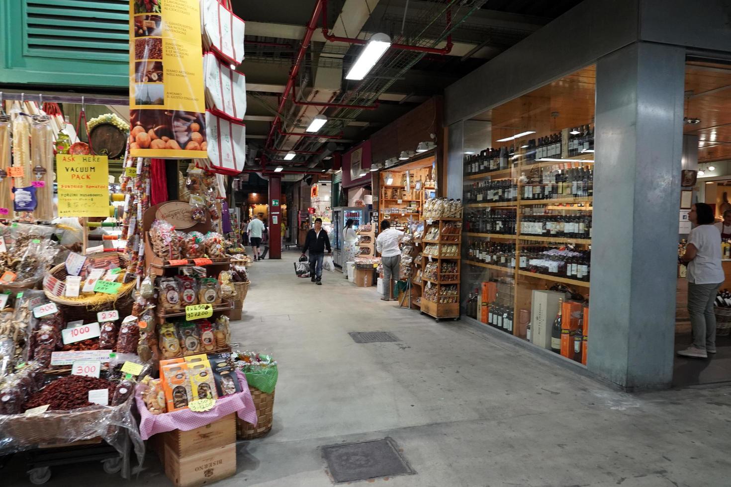 Florence, Italie - 1er septembre 2018 - personnes achetant au marché de la vieille ville photo