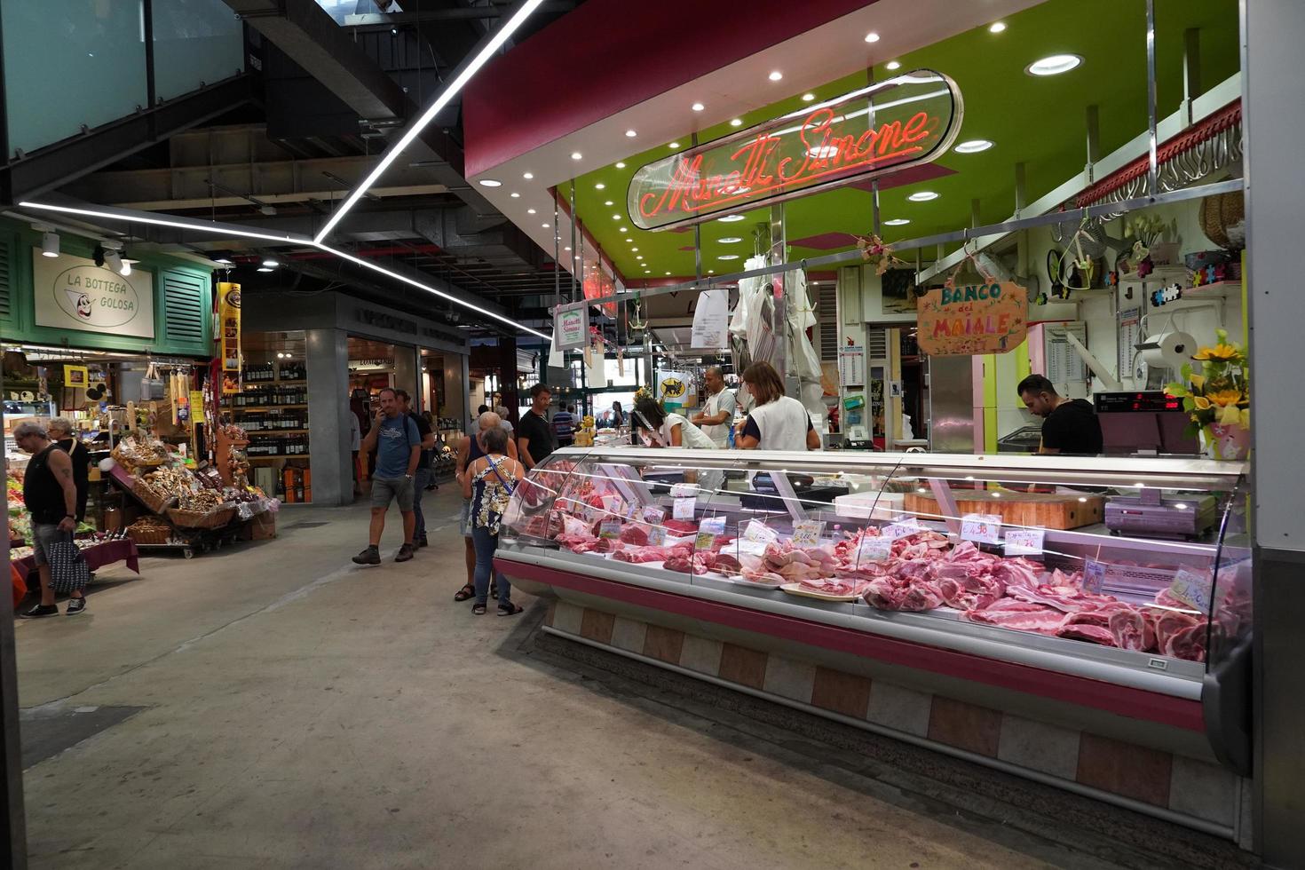 Florence, Italie - 1er septembre 2018 - personnes achetant au marché de la vieille ville photo