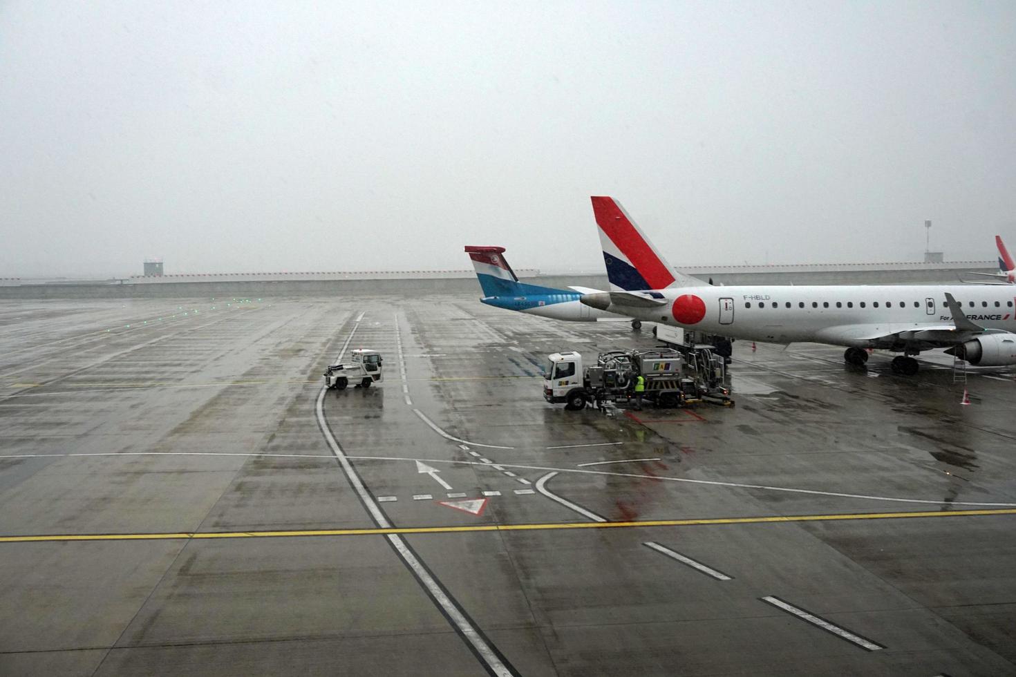 paris, france - 19 mars 2018 - aéroport de paris couvert de neige photo