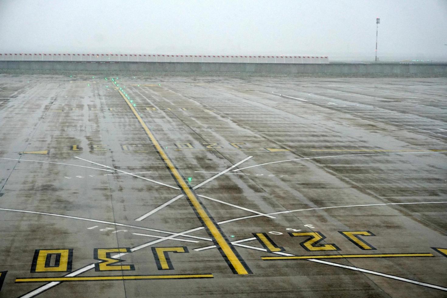 paris, france - 19 mars 2018 - aéroport de paris couvert de neige photo