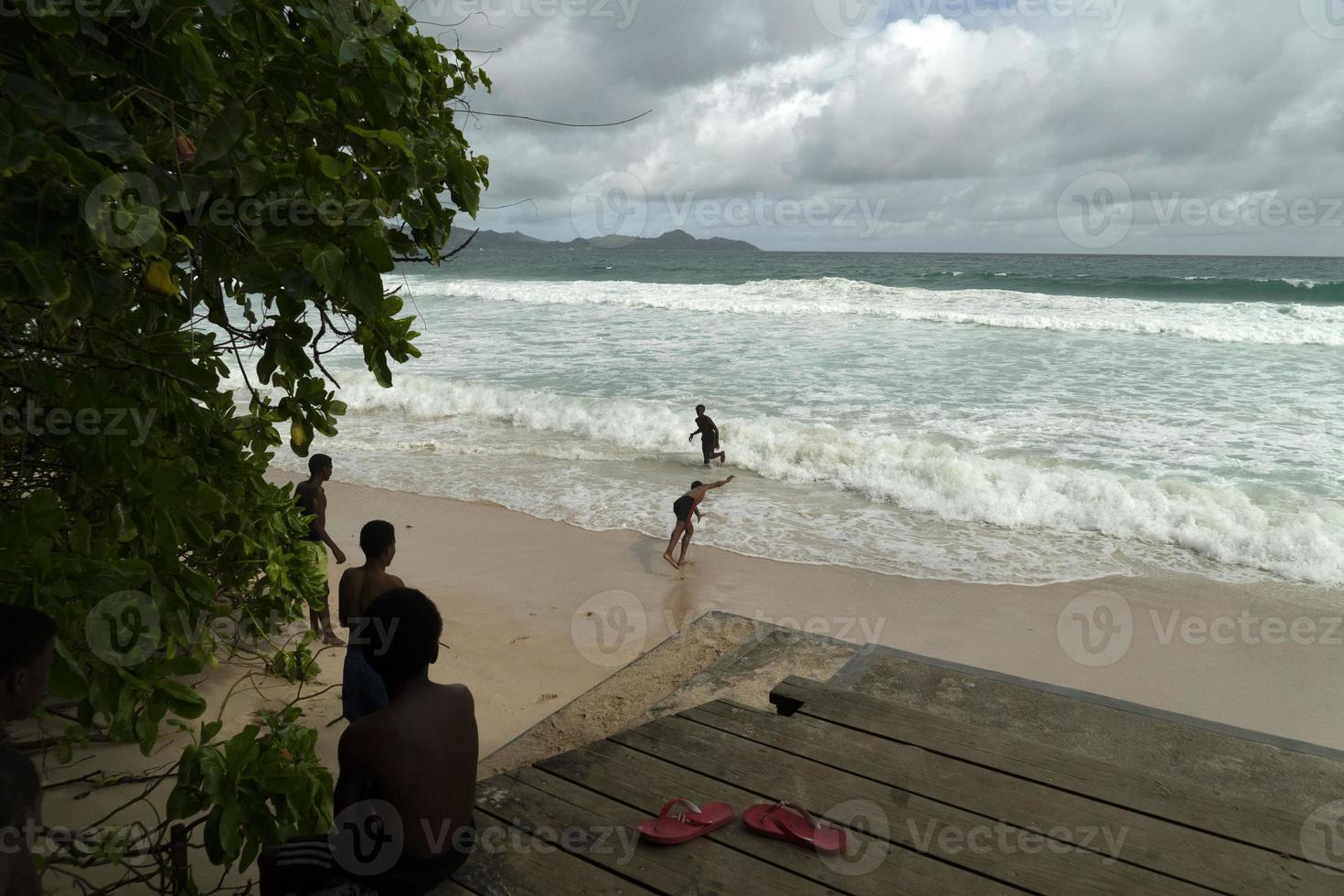 mahe, seychelles - 13 août 2019 - jeunes créoles s'amusant sur la plage photo