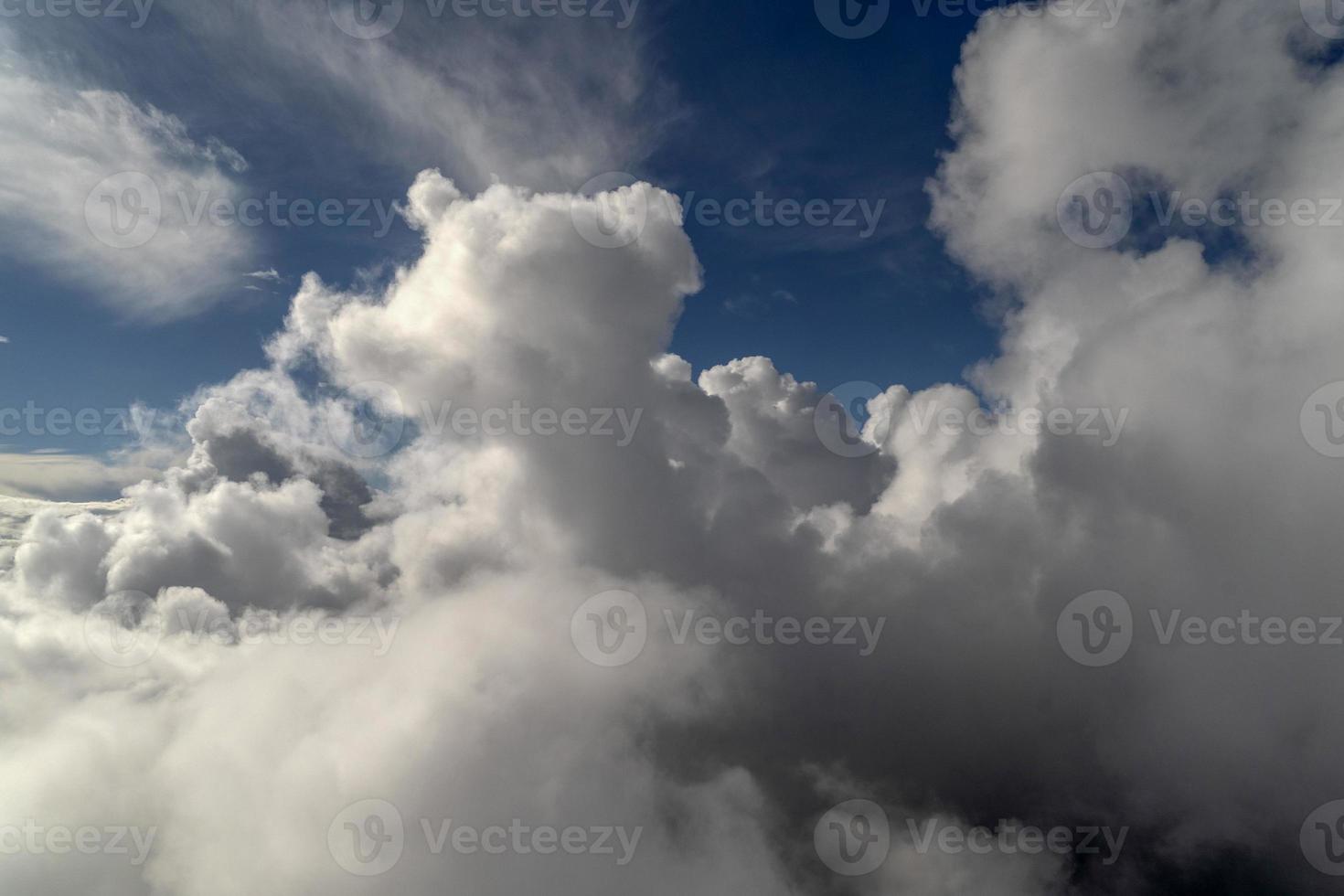 ciel nuageux depuis la fenêtre de l'avion en vol photo