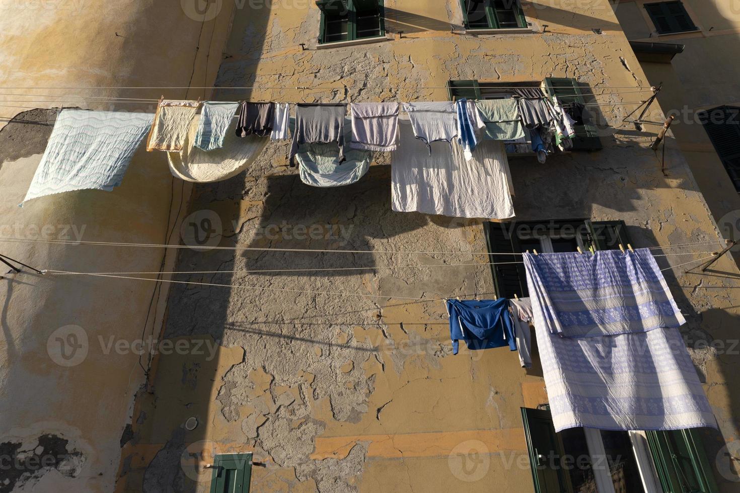 camogli maison vêtements séchant au soleil photo