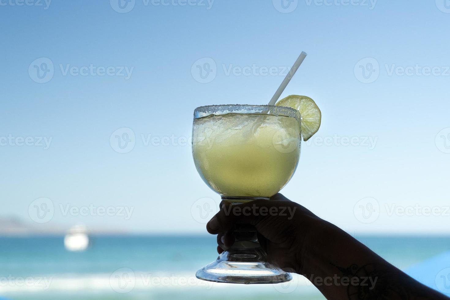 verre de tequila sunrise dans un bar de plage au mexique baja california sur photo