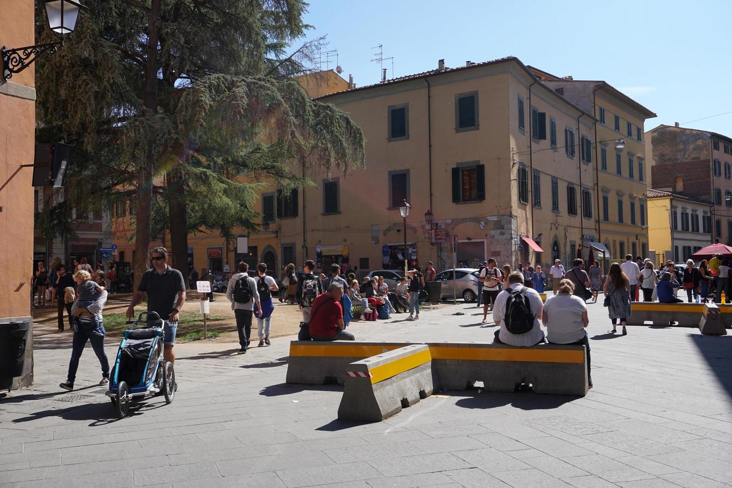 Pise, Italie - 26 septembre 2017 - barrière antiterroriste dans la célèbre ville de la tour penchée photo