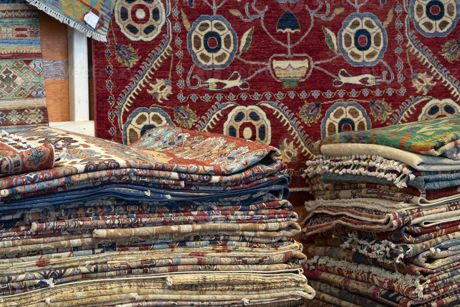 Tapis persan vieux antique vintage dans le marché de la boutique de bazar photo